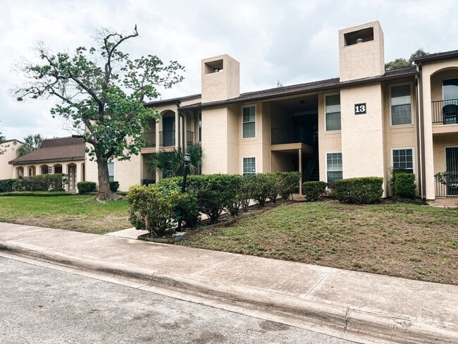 Building Photo - 8702 Village Dr