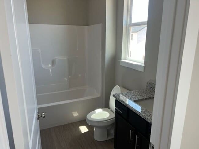 Building Photo - Public Avenue Townhomes in Clever!!! Leasi...