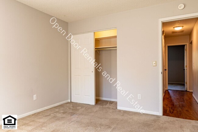 Building Photo - 4934/4936 Vermont Lane