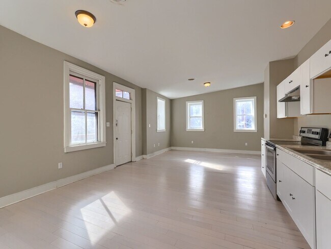 Building Photo - 1004 N 3rd St
