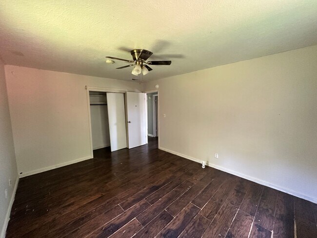 Building Photo - 3 Bed, 1 Bath Home with 2-Car Garage – Gre...