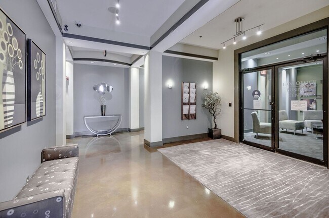 Building Photo - Spacious 3BR/2BA end unit at Bristol West ...