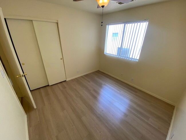 Building Photo - Corner Lot Property 3 bedroom 2 Bath