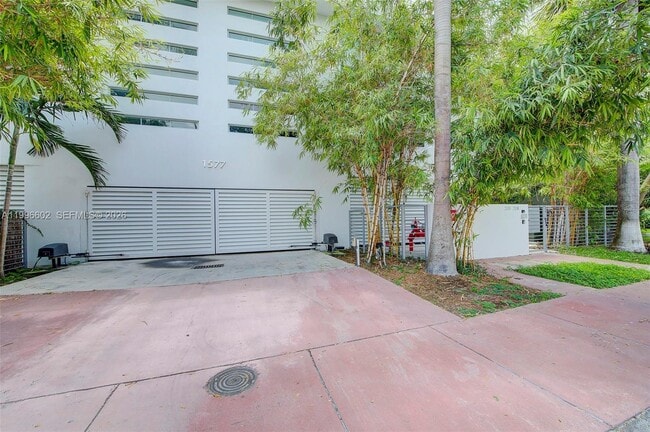 Building Photo - 1577 Bay Rd