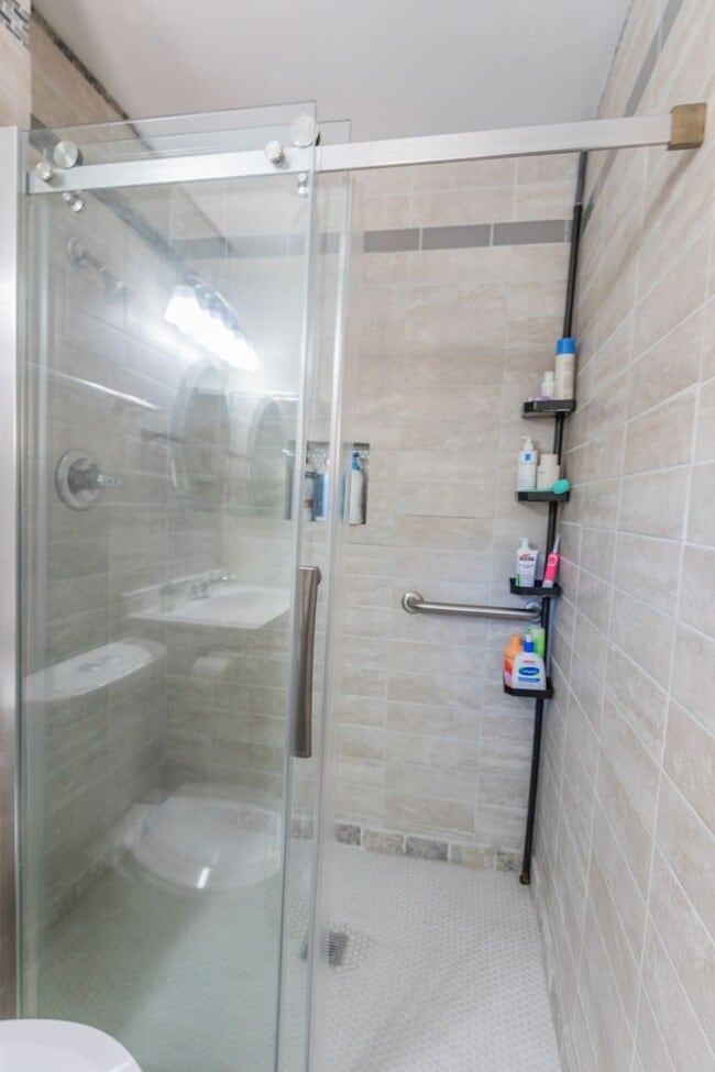 Building Photo - Beautiful 3 Bed 2 Bath - Gorgeous Views & Fenced in Backyard!