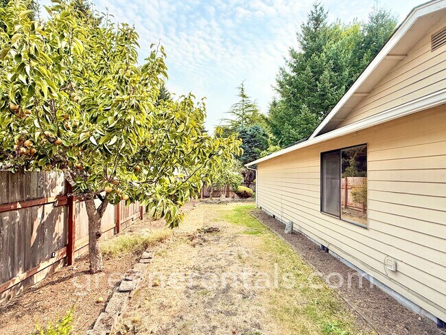 Building Photo - Cozy Meets Convenient in This Lacey Charme...