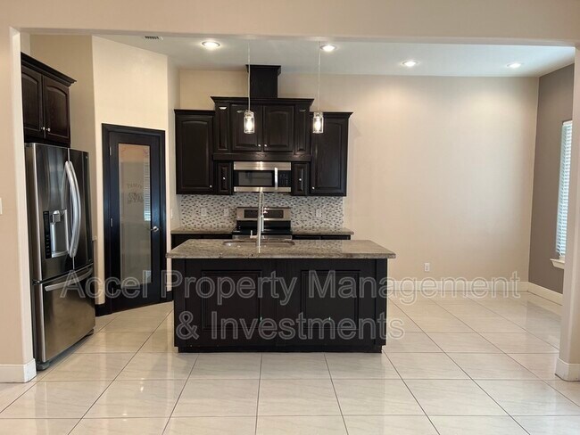 Building Photo - 711 N Abbott Ave