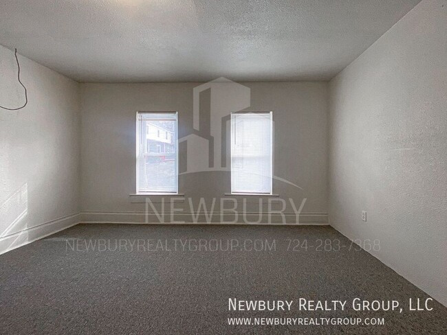 Building Photo - Spacious & Updated 2-Bedroom Row Home – Mo...