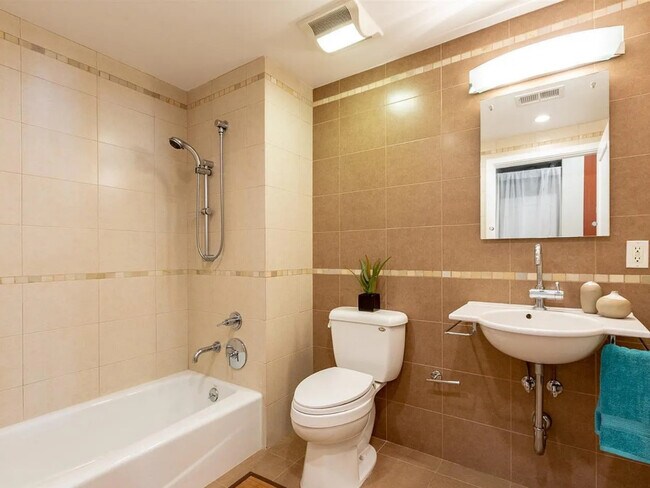 Building Photo - 1725 Washington St