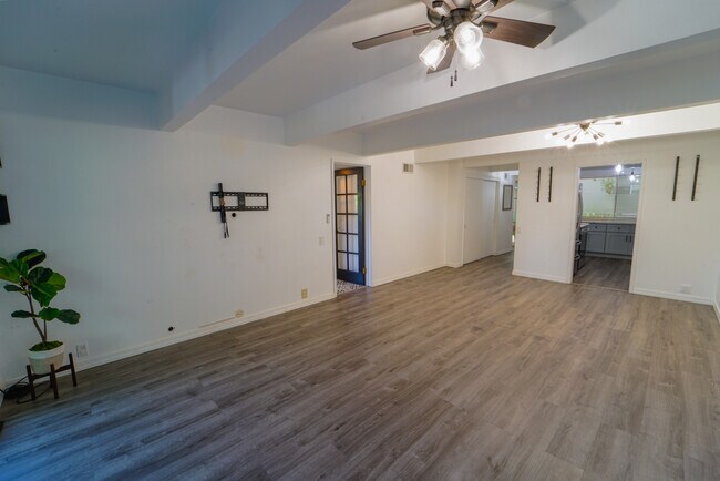 Building Photo - 320 Vía Casitas