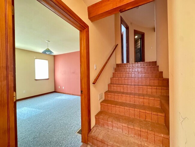 Building Photo - Sandia Heights Gem