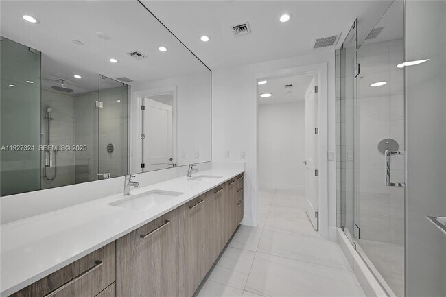 Building Photo - 153 N Seabreeze Blvd