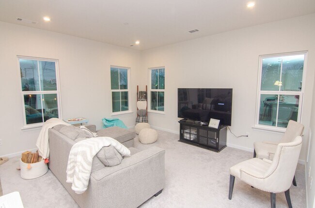 Building Photo - Beautiful home in quiet neighborhood