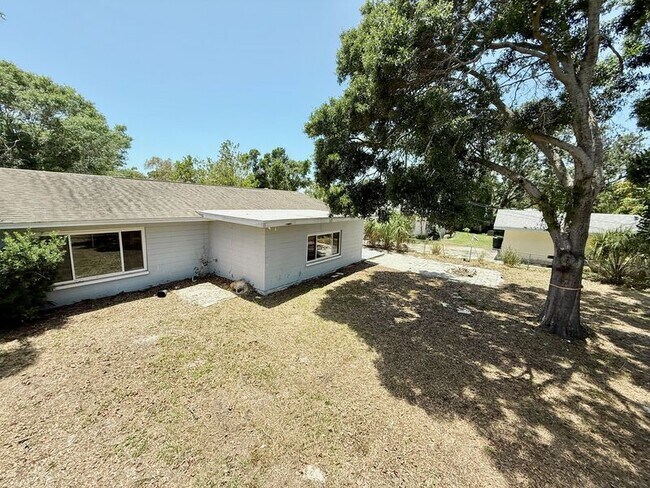 Building Photo - 2565 Granada Cir W