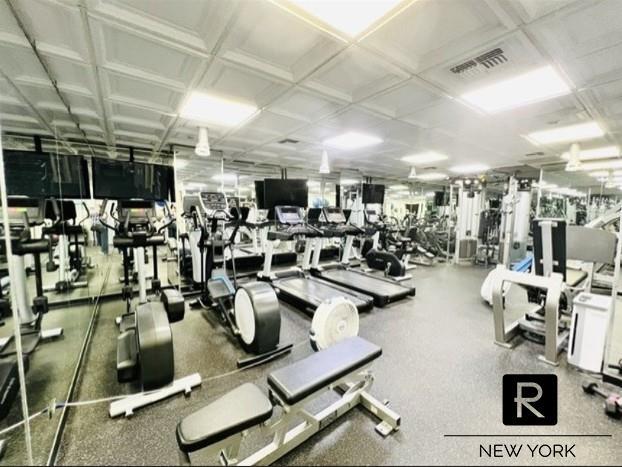 Building Photo - 215 W 95th St