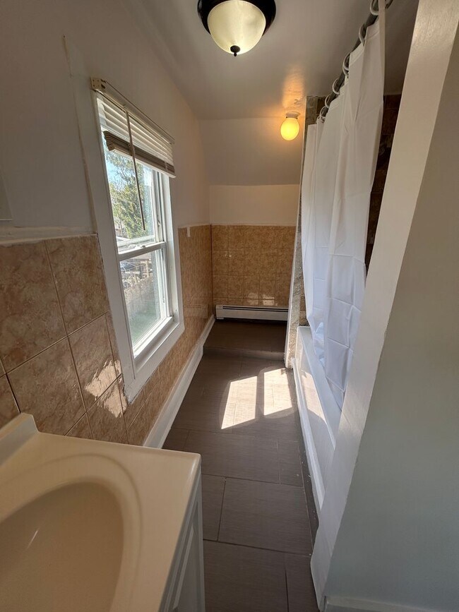 Building Photo - Lovely 4 Bedroom Single Family House in Neptune!