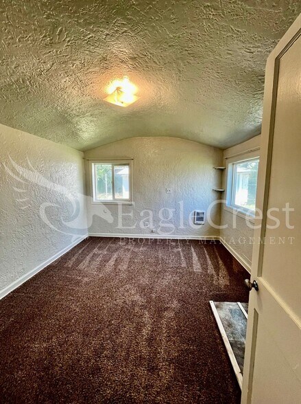 Building Photo - Comfortable 2-Bedroom Home with Fenced Yard & Washer/Dryer Hookups