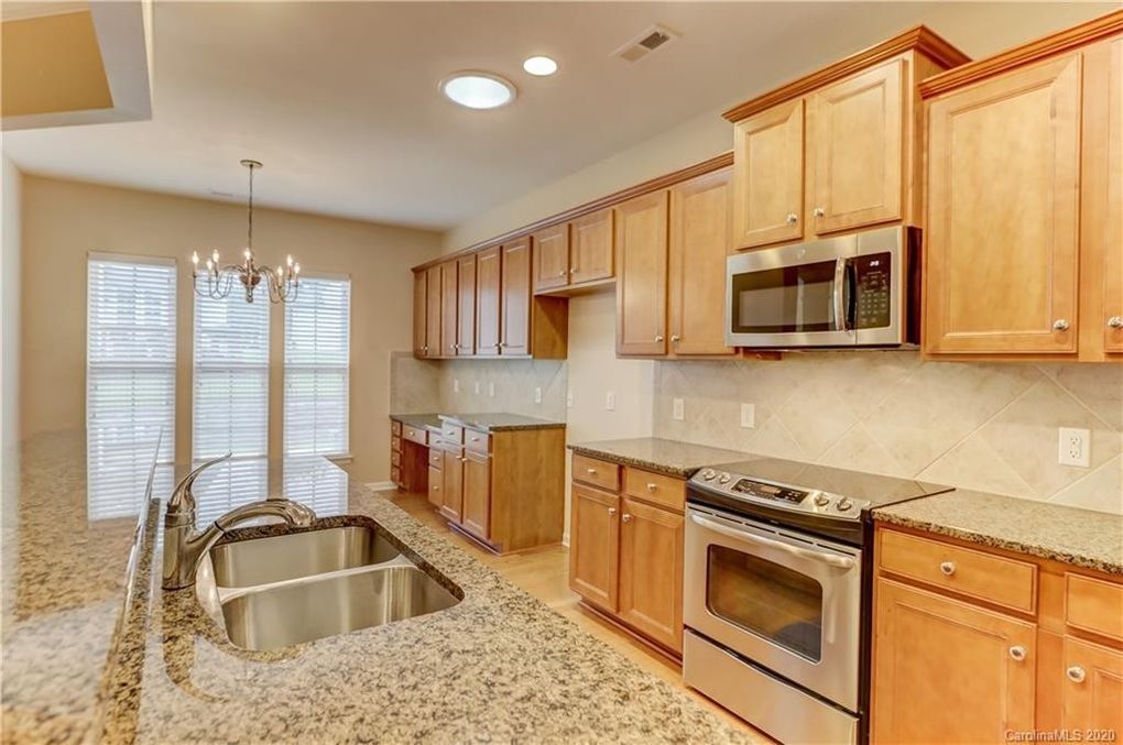 Kitchen - 8118 Crater Lake Dr