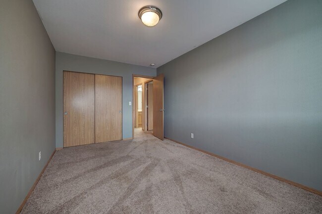Building Photo - Spacious 3 bedroom townhome close to CK sc...