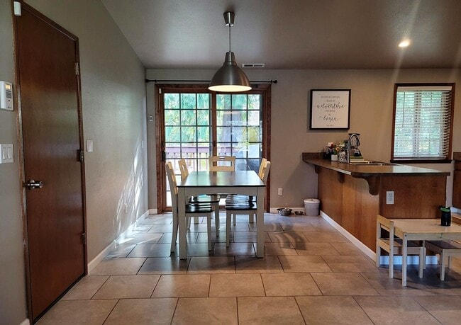 Building Photo - 3 bedroom home in great Keyport location!