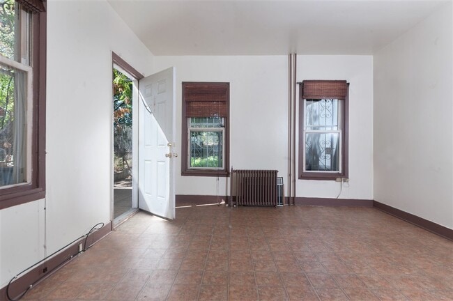 Building Photo - 492 Linwood St