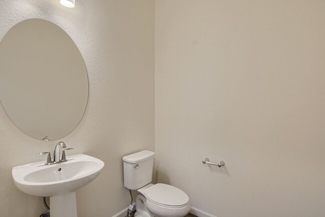 Building Photo - Beautiful 2-story modern townhome available for rent in booming Interquest & Voyager area
