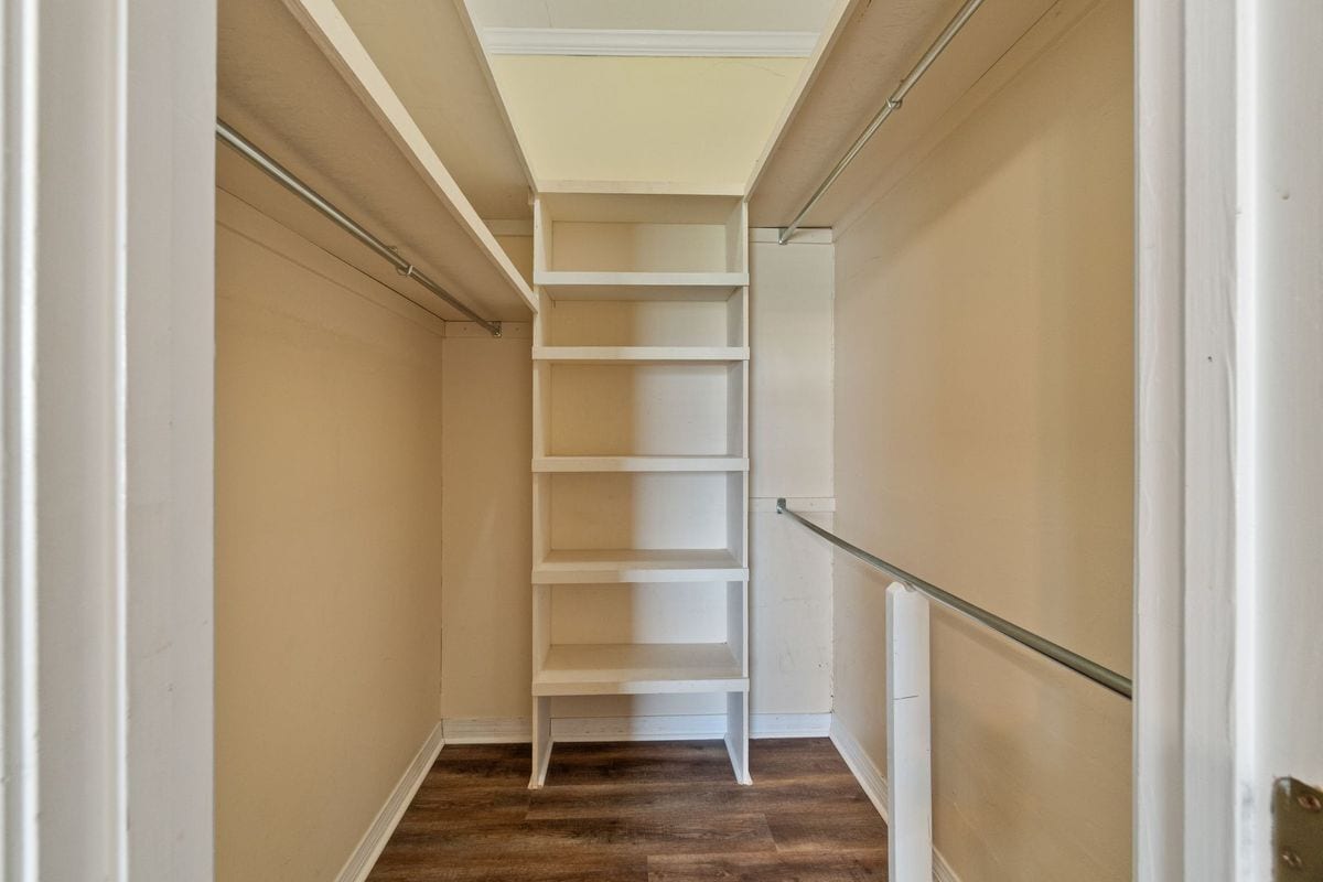 Building Photo - 2 W Lakeview Dr