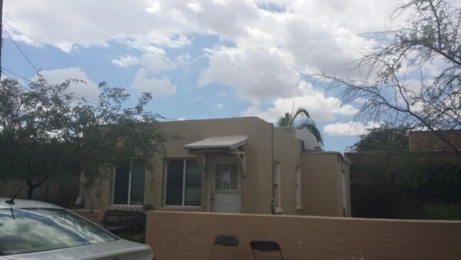 Building Photo - Cozy Guest House with AC and Large Private Yard!