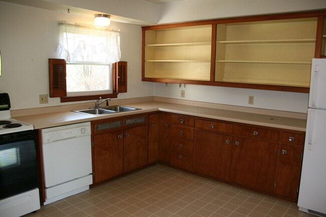 Building Photo - 4Bed 2 Bath House