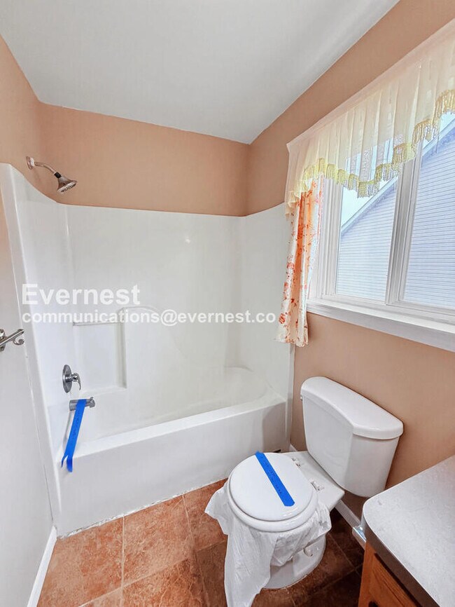 Building Photo - Spacious 3 Bed, 2.5 Bath Home with Fenced Yard and Attached Garage