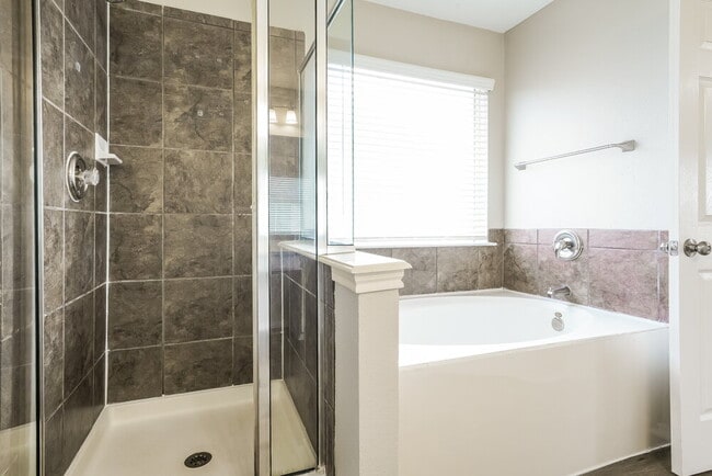 Building Photo - 521 Roundrock Ln