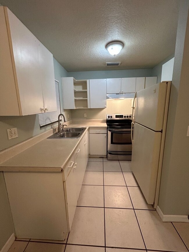 Building Photo - Beautiful Spacious Home with 4 Bedrooms, Y...