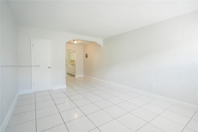 Building Photo - 7829 Carlyle Ave