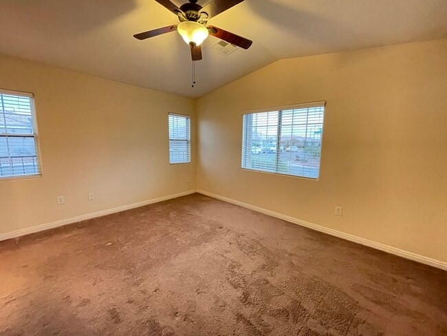 Building Photo - Carry Over Showing: This property has been...