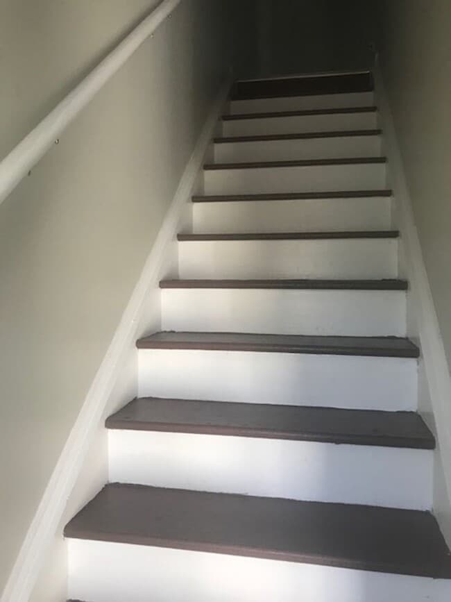 Building Photo - 3 Bedroom End Unit Townhome!