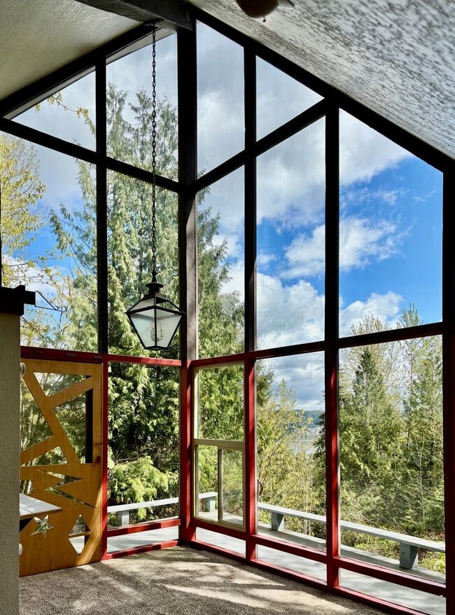 Building Photo - 2 Bed / 2 Bath Lakeview Bellevue cottage $2,995/month