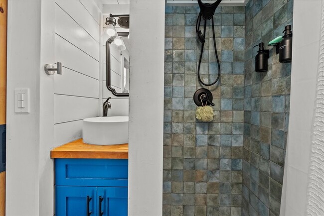 Building Photo - 4734 Oleander St