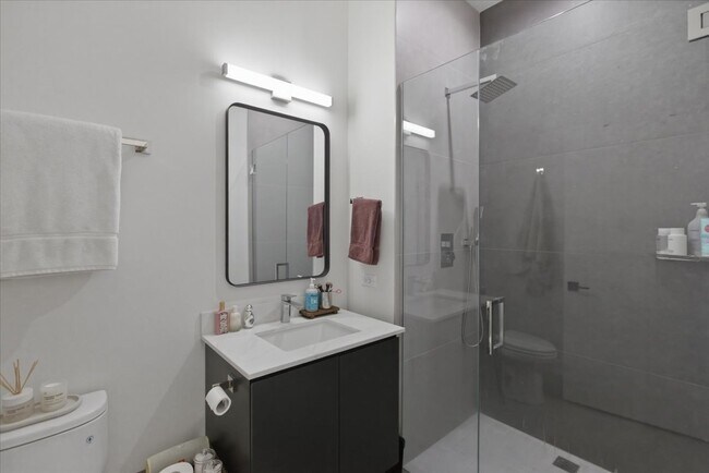 Building Photo - 4513 N Clark St