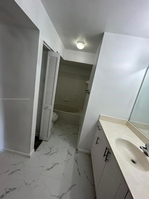 Building Photo - 4815 Via Palm Lakes