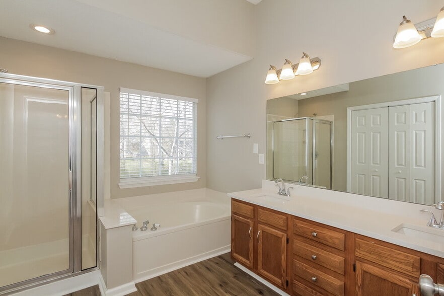 Building Photo - 4714 Saxonbury Way
