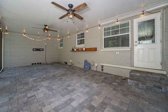 Building Photo - Charming and Updated 2/2 Home in Colonial ...