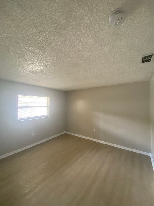 Building Photo - 2 BEDROOM, 1 BATH APARTMENT HOME - PINELLAS PARK