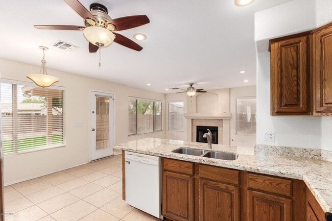 Building Photo - COMING SOON!! Lovely 3 Bedroom / 3 Bath  South Chandler Area Home!