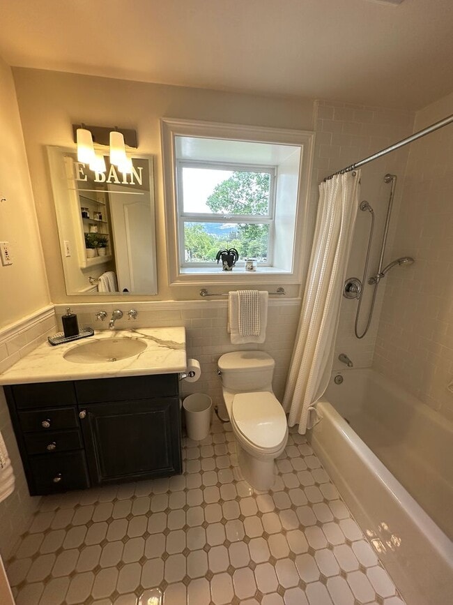 Building Photo - 4 Bed 4.5 Bath, Beautiful Home With Pool A...