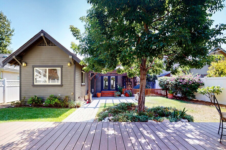Building Photo - 1845 Las Lunas St