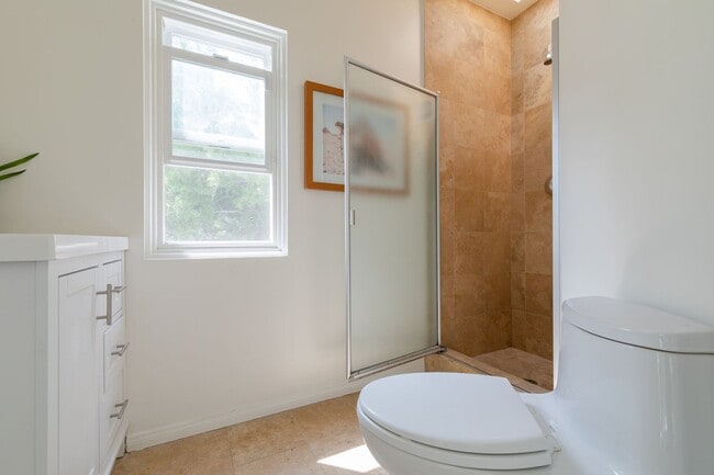 Building Photo - Beautiful Hollywood Hills Home For Lease!