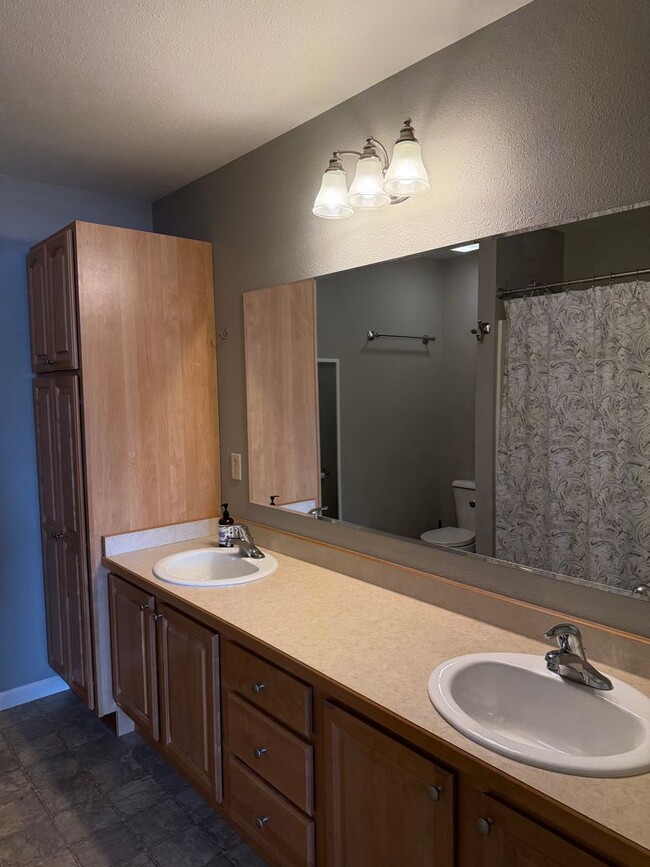 Building Photo - 3 Bedroom Condo for Rent in Bozeman!