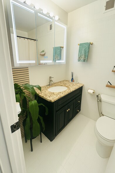 bathroom - 200 N Dearborn St