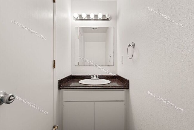 Building Photo - 3 Bedroom Home with New LVP, Fenced Yard & Attached Garage located on Cul-De-Sac!