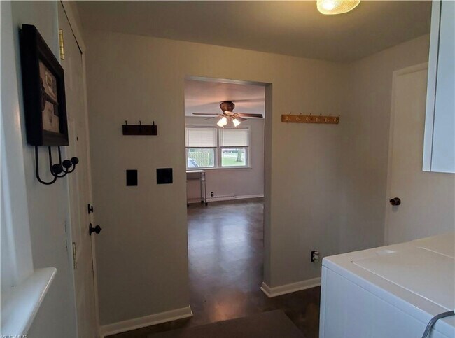 Building Photo - 963 Roberts St